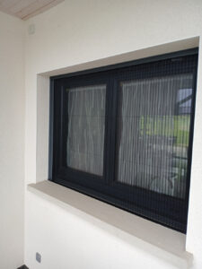 js-habitat-luneville-pose-moustiquaire-sur-mesure-alu-pvc-bois